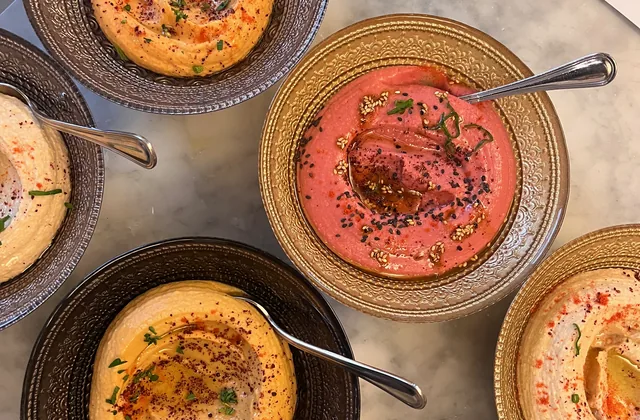 Auswahl farbiger Dips und Mezze