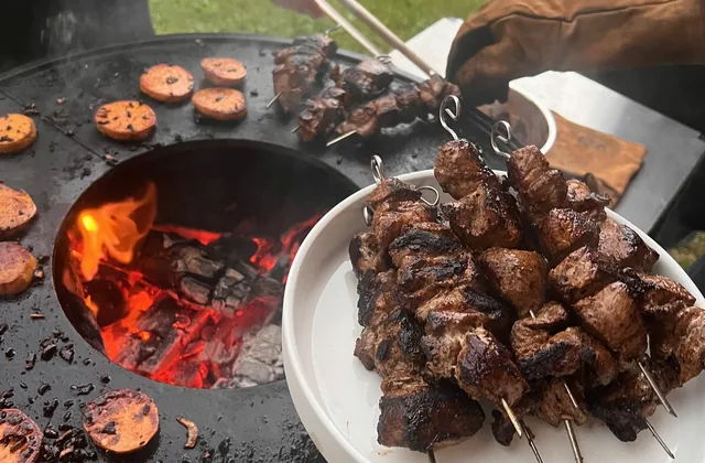 Fleischspieße über offener Glut