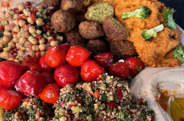 Falafel, Gemüse und Salate am Buffet
