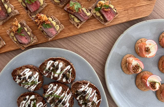 Fingerfood auf einer Holzplatte