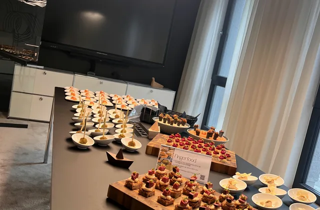 Buffet mit kleinen Speisen