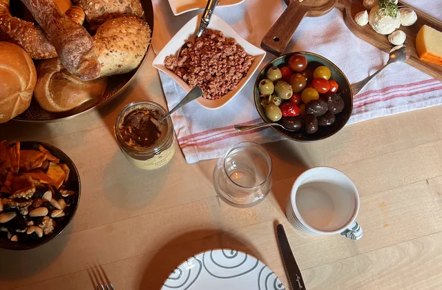 Frühstückstafel mit Brot und Aufstrichen