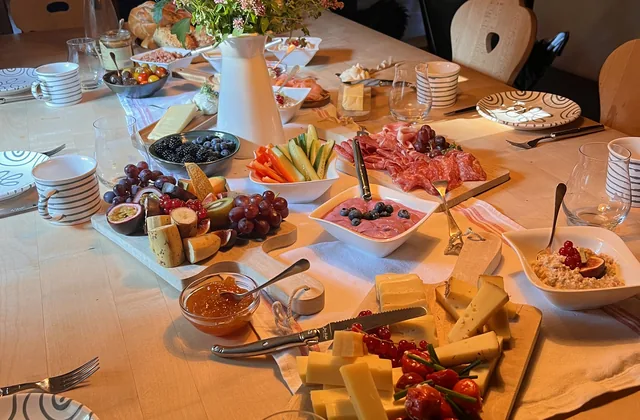Getränke und Speisen auf einer Tafel