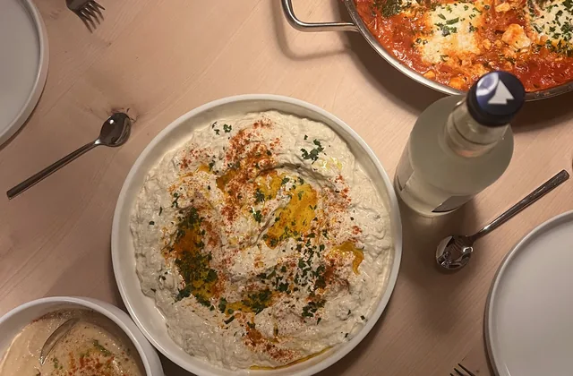 Hummus und Beilagen auf dem Tisch