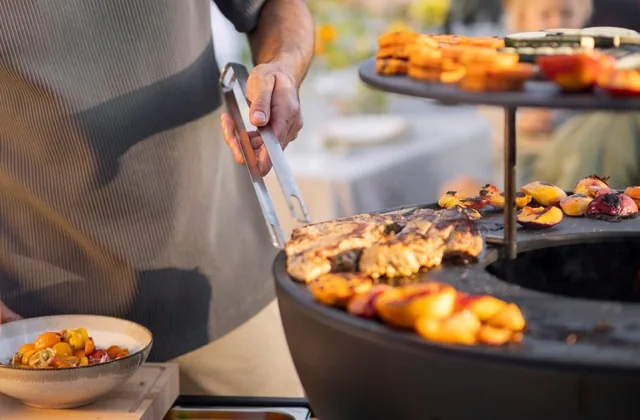Speisen auf einem Grill im Außenbereich