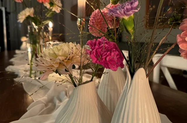 Tischdekoration mit Blumen