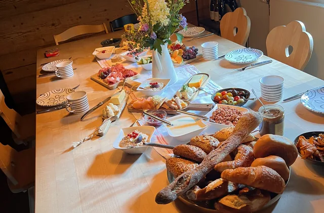 Vorbereitetes Frühstücks- und Snackbuffet